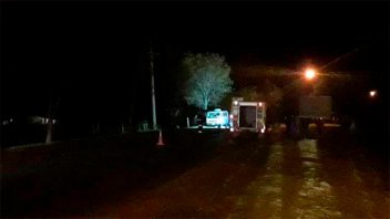 Cayó de la caja de una camioneta y fue arrollado por otra: Murió al instante
