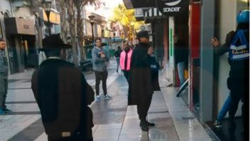 Se enojó porque los perros le ladraban: al buscar una piedra, se le cayó un arma