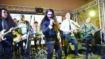 El intendente entrerriano que toca cumbia y es furor