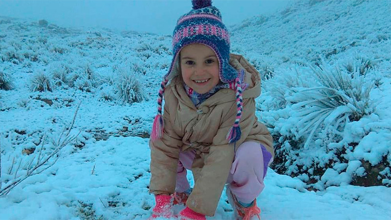 Paz, de 6 años, jugando en la nieve en Los Linderos.