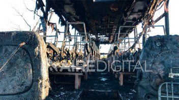 Fotos y video: Un colectivo se prendió fuego en plena marcha