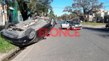 Fotos de grave choque en Avenida de las Américas: Un auto volcó tras el impacto