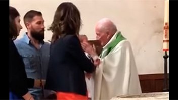 Video: Un cura golpea a un bebé que llora durante el bautismo