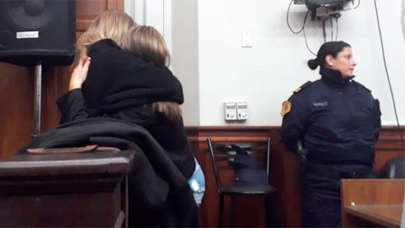 El abrazo de Nahir con su madre.-