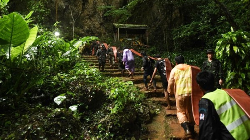 Continúan desaparecidos los 12 niños en una cueva de Tailandia
