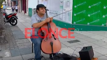 Robaron el violoncello a un músico callejero y pide ayuda para recuperarlo