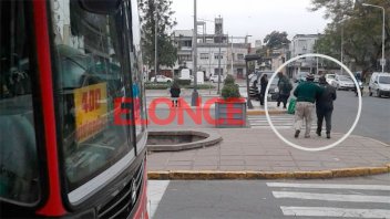 Chofer frenó el colectivo y acompañó a un hombre no vidente hasta otra parada