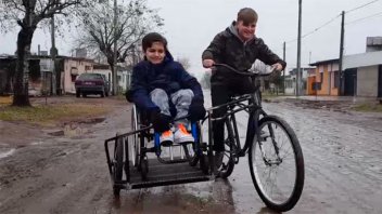 Amor y amistad: Quería andar en bici con su amigo en silla de ruedas y lo logró