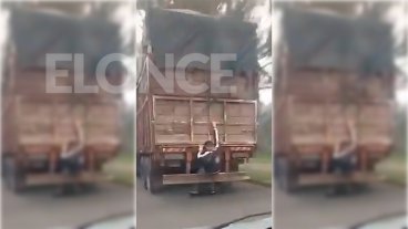 Video: Registran el viaje de una persona sentada en el paragolpe de un camión