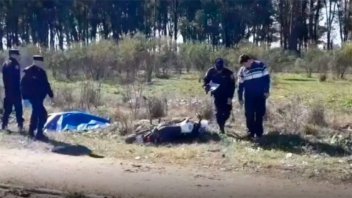 Murió un hombre al derrapar con su moto: Iba con casco y a alta velocidad