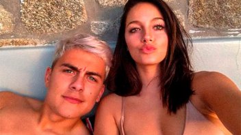 Oriana Sabatini compartió una foto romántica y con poca ropa junto a Dybala