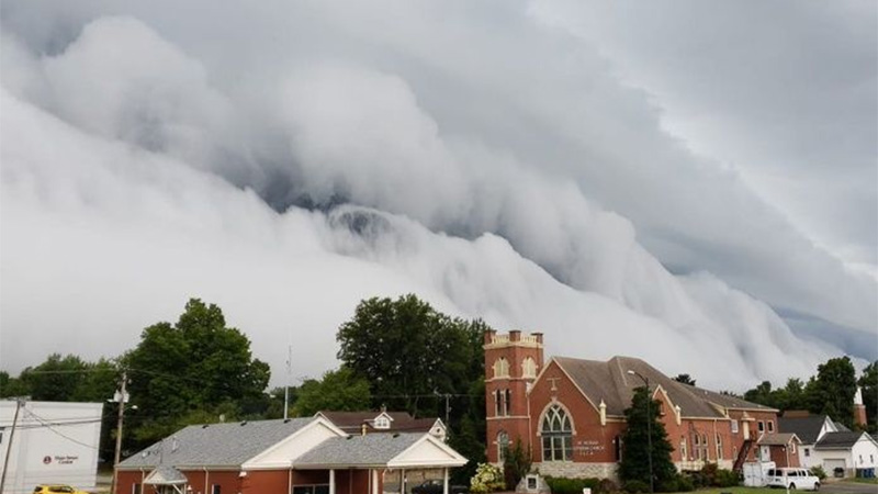 Impresionante Tsunami De Nubes Que Sorprendió A Un Pequeño Poblado Internacionales