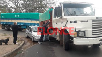 Camión con acoplado embistió un auto cuando dobló: Dijo que no observó el guiño