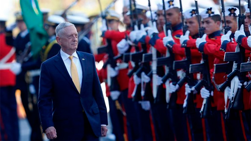James Mattis frente a la guardia de honor en Brasilia, Brasil.