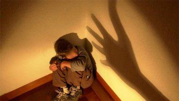 Dejaron el teléfono grabando y descubrieron cómo la niñera golpeaba a su hijo