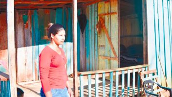 Se hizo cargo de sus cinco hermanitas para sacarlas de un contexto de violencia