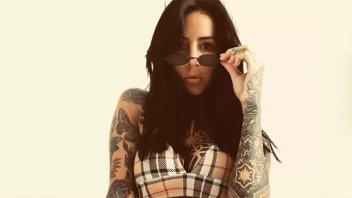 El topless grupal de Cande Tinelli