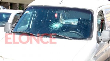 Atropelló a inspector de tránsito y lo llevó casi una cuadra sobre el capot