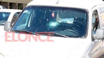 Atropelló a inspector de tránsito y lo llevó casi una cuadra sobre el capot