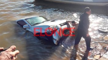 Video y fotos: Camioneta terminó sumergida en el río cuando bajaba una lancha