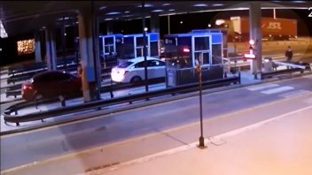 Video: Camión destrozó la losa del techo del peaje del Túnel Subfluvial