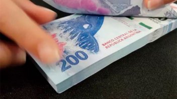 En un tren, anciano repartió billetes de 200 pesos con un particular mensaje