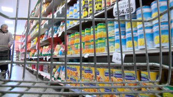 Quebró una cadena de supermercados y 1.200 empleados están en vilo