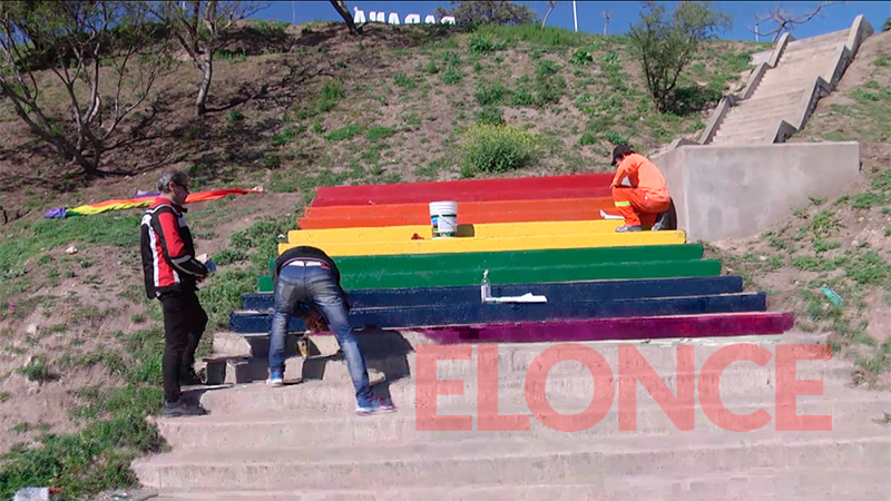 Pintaron una escalera del Parque Urquiza con los colores de la diversidad sexual