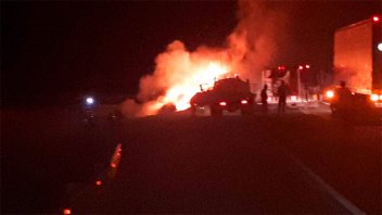Un auto impactó contra un camión y se incendió: Falleció su conductor