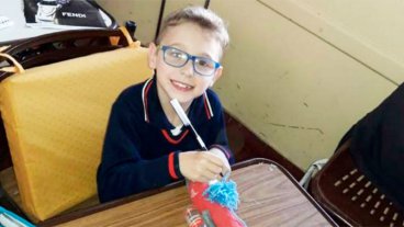 Video: Niño con parálisis da sus primeros pasos, mientras sus amigos lo alientan