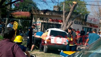 Grave accidente: perdió el control del auto y terminó contra un árbol