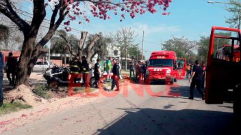 Lamentable: falleció uno de los ocupantes del vehículo que chocó contra el árbol