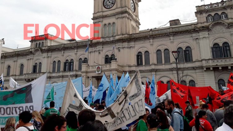 La Multisectorial protestó en Casa de Gobierno en el marco del paro nacional