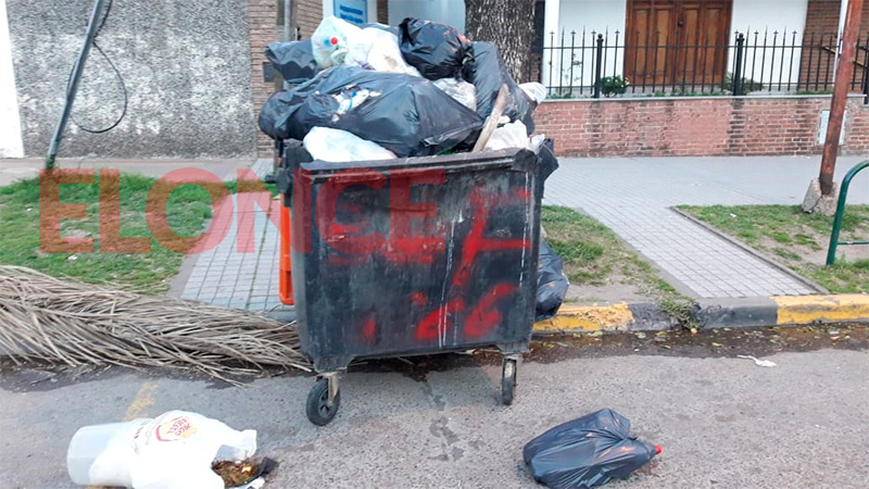 La basura amontonada en contendores esta madrugada en Paraná.