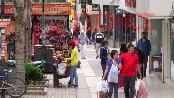 Pese al paro, buena parte de los comercios céntricos abrió sus puertas