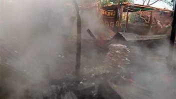 Cinco niños estaban solos en una casa que se incendió: Dos nenas murieron