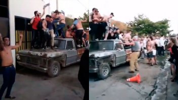 Imágenes muestran cómo jóvenes destrozan camioneta a la salida de boliche