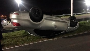 Confió en el GPS y chocó un montículo en la Circunvalación de Paraná