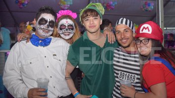 Junto a su novia actriz, Julián Serrano estuvo en la FDD