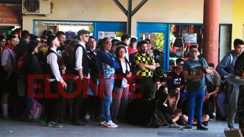 Retorno a casa complicado para los disfrazados: largas colas en la terminal