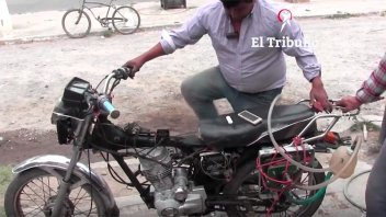Video: Argentino fabricó una moto que utiliza agua como combustible