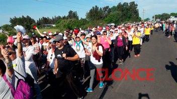 Una multitud de peregrinos marcha en la tradicional demostración de fe