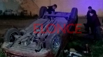 Automóvil despistó y volcó en una curva