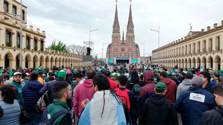 Moyano encabezó marcha a Luján y la Iglesia pidió