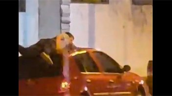 Un hombre se tiró arriba del techo de su auto para protegerlo del granizo