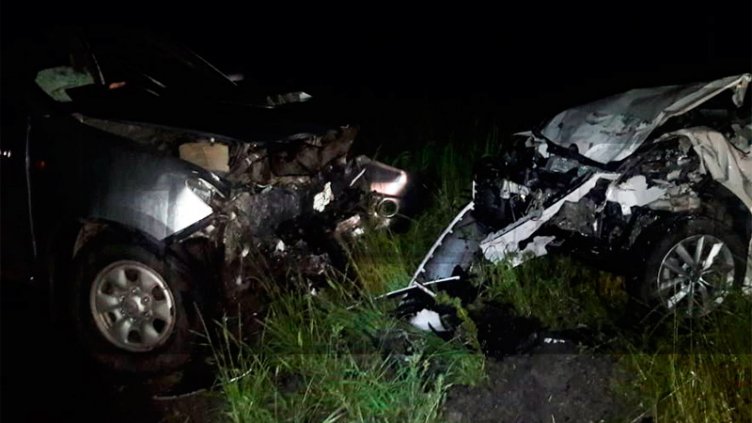Tres heridos a raíz de un choque frontal entre un auto y una camioneta