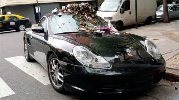 Estacionó su Porsche en la senda peatonal y le dejaron varios