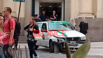 Grave accidente: Remise chocó un pilote de cemento en Peatonal y España