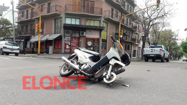 Motociclista atravesó el semáforo en rojo e impactó contra un vehículo oficial