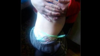 Un bebé usa bolsas porque no le pueden comprar pañales y su mamá pide ayuda